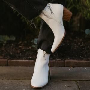 Coconuts by Matisse Spade Chunky Stacked Heel Croc Embossed Bootie White Sz 5.5